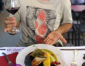 Manger un menu typique dans un bouchon lyonnais