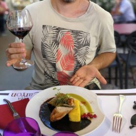 Manger un menu typique dans un bouchon lyonnais